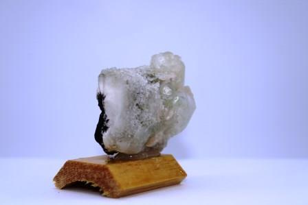 Apophyllite sur quartz f40 2 