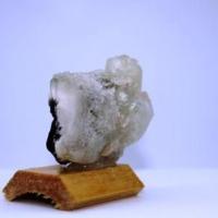 Apophyllite sur quartz f40 2 
